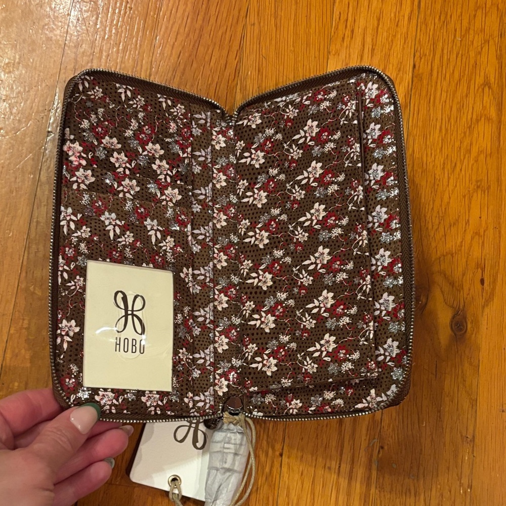 Hobo Nila Large Zip Around Ditzy Floral Brown Leather Wallet New - Picture 3 of 5